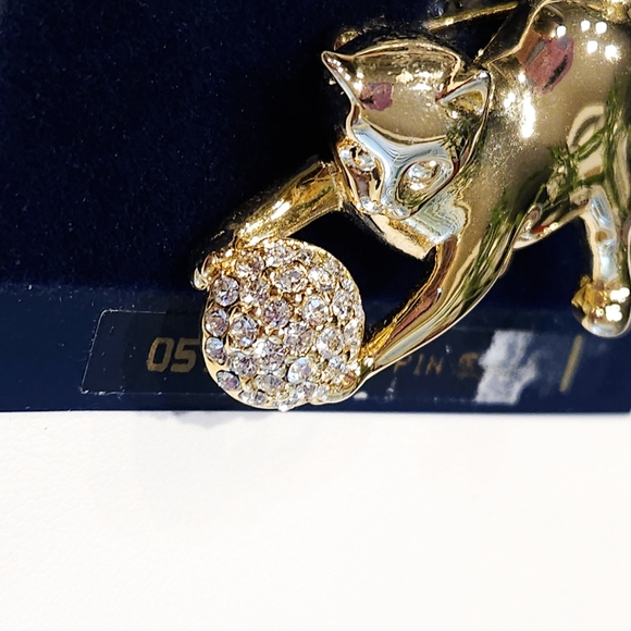 Givenchy Cat Kitten Brooch Pin Vintage NWT Gold Tone Swarovski Crystals - Picture 5 of 15